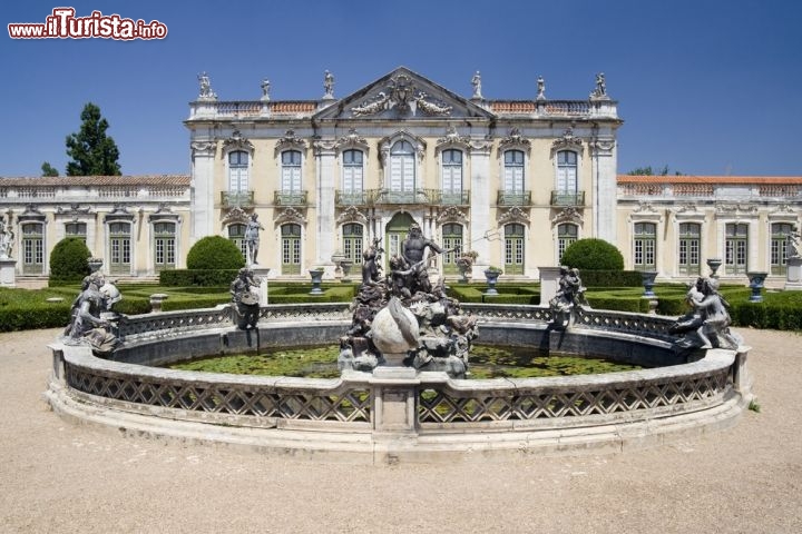 Reggia di Queluz a Sintra, vicino a Lisbona, in Portogallo - Il Palácio Nacional de Queluz è uno dei capolavori rococò dell'Europa, una delle ultime opere di questa fase artistica. La cosiddetta Versailles del portogallo. La sua costruzione fu iniziata sotto la supervione di   Mateus Vicente de Oliveira, ma fu nel 1794 che divenna una vera reggia, e cioè con la residenza della famiglia reale, dopo che un incendio aveva colpito il Palazzo Ajuda di Lisbona. Il suo ruolo durò però pochi anni, fino al 1807 che vide la fuga dei reali portoghesi in Brasile, dopo l'invasione francese. Oggi la Reggia di Queluz è un Monumento Nazionale portoghese  e merita sicuramente una visita per i suoi splendidi giardini e le sue eleganti e riccamente decorate stanze - © Josep Pena Llorens / Shutterstock.com