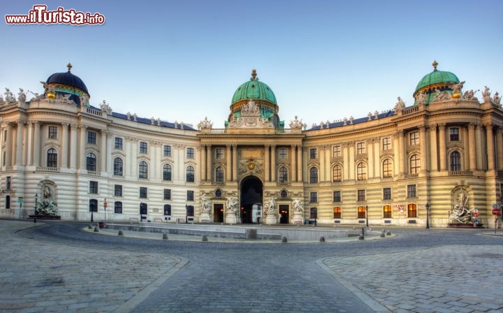 Residenza reale di Hofburg, centro di Vienna, in Austria - per oltre 60 anni qui si sono succeduti i regnanti austriaci che hanno man mano ingrandito ed abbellito questo enorme complesso che si trova nel cuore della capitale austriaca. Il nucleo primitivo è costituito dalla fortezza medievale di Schweizerhof, mentre le parti più recenti sono costituite dal Michaelertor, il Neue Burg ed il Michaelertraktche. E' il luogo giusto per chi vuole approfondire la sua conoscenza delle figure imperiali di Francesco Giuseppe e della Principessa Sissi, ma meritano anche i tesori imperiali, qui conservati. un motivo per visitare l'Hofburg è anche la musica: qui  si tengono numerosi concerti della Wiener Hofburg Orchestra  - © Tomas Sereda / Shutterstock.com