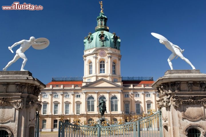 Il Castello di Charlottenburg  Berlino, in Germania - Berlino venne devastata dalla battaglia finale della Seconda Guerra mondiale, e il palazzo dello Schloss Charlottenburg è il più vasto degli edifici storici sopravvissuti alla distruzione bellica. Concepita come una reggia estiva, il palazzo che si trova ad ovest del Tiergarten, venne costruito alla fine del 17° secolo con stile barocco italiano, anche se la magnificenza odierna con stile rococò è dovuta all'espansioni introdotte a più riprese nel 18° secolo. La visita dei magnifici interni si sompleta con una passeggiata nello splendido giardino, in cui spiccano il Belvedere, il Mausuleum ed il Pavaglione Nuovo - © Abel Tumik / Shutterstock.com