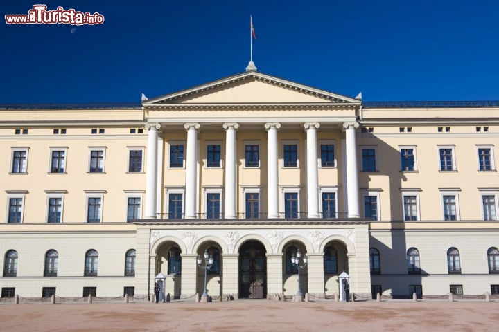 Slottet il Palazzo Reale di Oslo, in Norvegia - Il grande palazzo della capitale norvegese, chiamato Det kongelige slott, venne eretto nella prima metà del 19° secolo, per volontà dell'allora re di Norvegia, Carlo III. L'opera fu progettata dall'architetto Linstow, di origine danese, ma al momento del suo termine, nel 1849 il regno di Norvegia era passato nelle mani di Oscar I. Il palazzo possiede al suo interno ben 173 stanze - © PHB.cz (Richard Semik) / Shutterstock.com