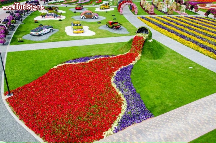 Giochi di colori nel giardino fiorito di Dubai: è il Miracle Garden, che si può visitare pagando un bliglietto di ingresso di 20 dh - © www.dubaimiraclegarden.com