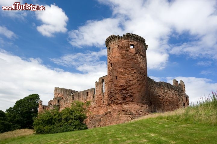 David Livingstone nacque nella Scozia meridionale, non lontano da Glasgow, esattamente nella cittadina di Balntyre. Non distante si trova un bel luogo da non perdere: il castello diroccato  di Bothwell in Scozia si trova proprio a fianco del villaggio dove nacque il celebre esploratore, medico e missionario - © Bill McKelvie / Shutterstock.com