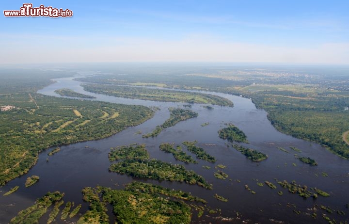 Il fiume Zambesi, che vediamo qui ripreso dall'aereo,  fu esplorato in modo estensivo da Livingstone, non senza rischi. Le malattie falcidiarono le sue spedizioni, con la stessa sua moglie che morì di malaria nel 1862  - © Isantilli / Shutterstock.com