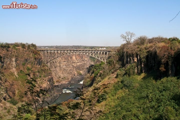 Il fiume Zambesi, che prosegue lungo il confine tra Zambia e Zimbabwe fu intensivamente esplorato da Livingstone, che però collezionò una serie di difficoltà e fallimenti, tra cui anche la morte dell'adorata moglie - © Mike Neale / Shutterstock.com