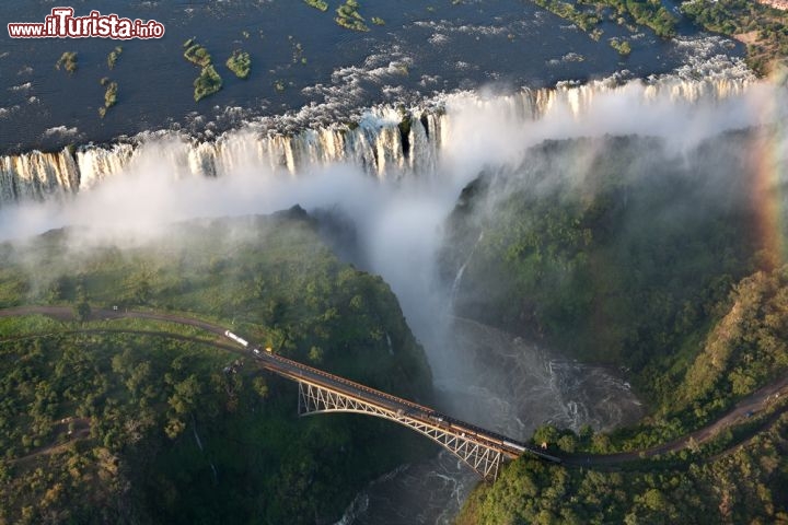 Il nome di David Livingstone è legato in modo indissolubile alle Cascate Vittoria, che scopri durante l'esplorazione del fiume Zambesi. Oggi sono uno dei luoghi più ambiti dai viaggiatori di tutto il mondo! Qui le potete ammirare in una fotografia scattata dall'elicottero - © Pierpaolo Romano / Shutterstock.com