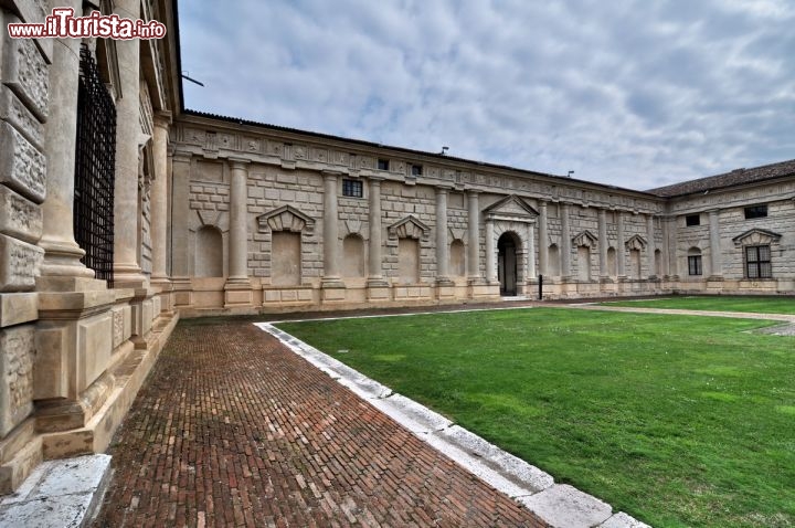 Immagine il cortile interno del Palazzo Te a Mantova