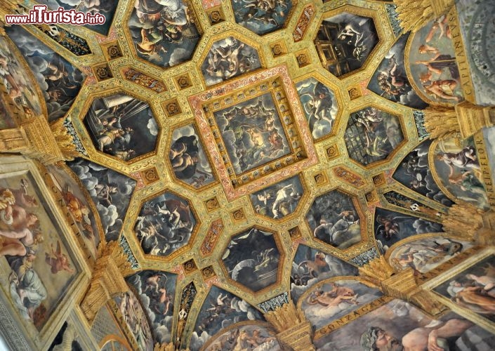 Immagine L'elaborato soffitto della Camera di Amore e Psiche nel Palazzo Te di Mantova
