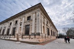 Ingresso ovest del Palazzo Te: la coda per entrare nella biglietteria del palazzo-museo di Mantova