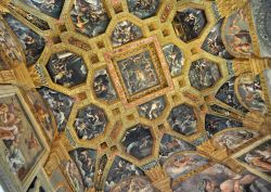 L'elaborato soffitto della Camera di Amore e Psiche nel Palazzo Te di Mantova