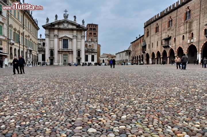 Immagine Duomo e Palazzo Ducale di Mantova affacciati su piazza Sordello