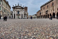 Duomo e Palazzo Ducale di Mantova affacciati su piazza Sordello