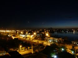 Cienfuegos di notte dopo un temporale