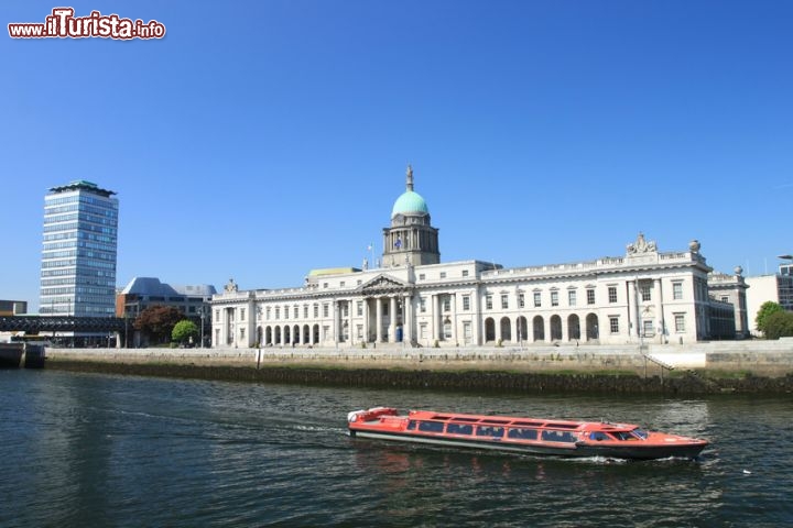 Immagine Dogana di Dublino sulla sponda del fiume Liffey - © Lukasz Pajor - Fotolia.com