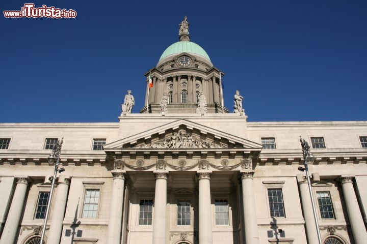 Immagine Dublin Custom House il celebre palazzo di Dublino, la capitale di Irlanda - © Tupungato / Shutterstock.com