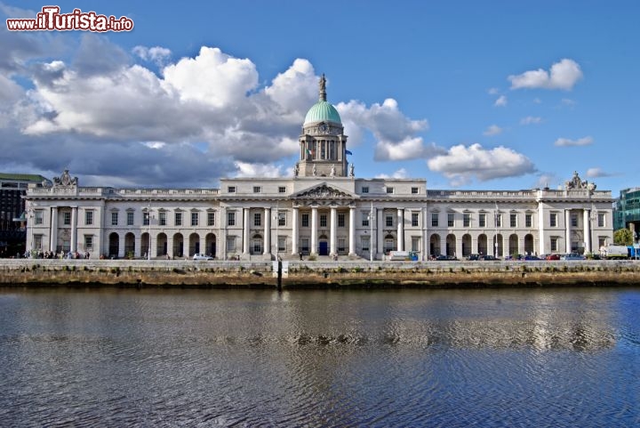 Immagine Elegante facciata della Custom House Dublino in Irlanda. Si trova lungo le sponde del Liftey  - © matthi / Shutterstock.com