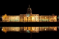La facciata meridionale della Custom House a Dublino di notte - © matthi - Fotolia.com