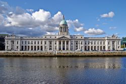 Elegante facciata della Custom House Dublino in Irlanda. Si trova lungo le sponde del Liftey  - © matthi / Shutterstock.com 