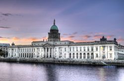 Tramonto sulla Custom House di Dublino, il celebre edificio neoclassico della capitale dell'irlanda - © Rob Wilson / Shutterstock.com 