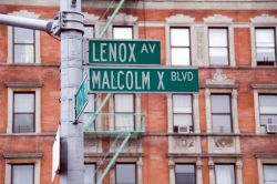 Cartelli stradali Malcolm X Blvd Lenox Avenue ...