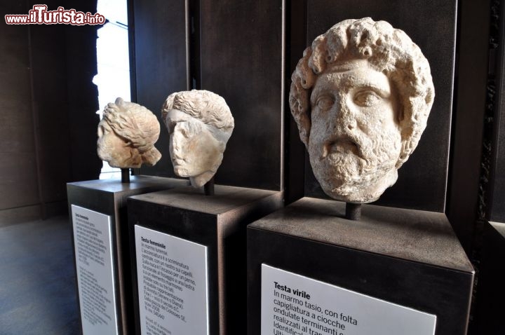 Immagine Teste di marmo rinvenute al Colosseo, che sono esposte all'interno dell'Anfiteatro Flavio di Roma