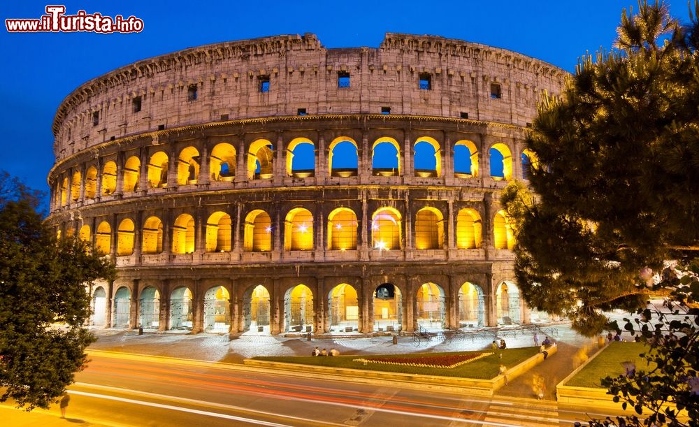 La Luna sul Colosseo Roma