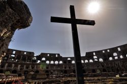 Interno del Colosseo a Roma: ingresso nell'arena ...