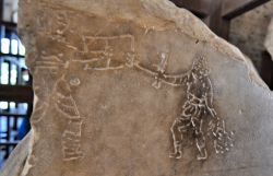 Graffito di un antico spettatore del Colosseo, che raffigura una scena di un combattimento tra gladiatori.