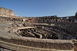 Panorama dell'interno del Colosseo, come si può ammirare dal secondo livello