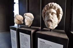 Teste di marmo rinvenute al Colosseo, che sono esposte all'interno dell'Anfiteatro Flavio di Roma