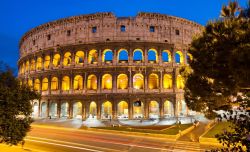 Il Colosseo di Roma in notturna. Da qualche anno è possibile compiere delle visite guidate serali