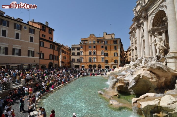 Immagine La piazza della Fontana di Trevi a Roma gremita di turisti