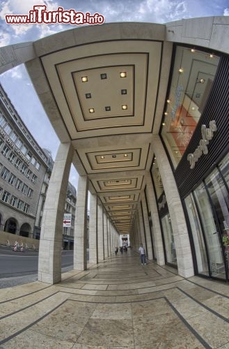 Immagine Friedrichstrasse Berlino colonnato - © pisaphotography / Shutterstock.com