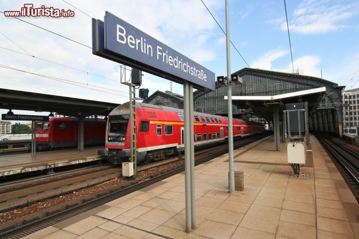 Immagine Stazione ferroviaria di Friedrichstrasse a Berlino - © jan kranendonk / Shutterstock.com