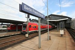 Stazione ferroviaria di Friedrichstrasse a Berlino ...