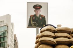 Check Point Charlie Friedrichstrasse Berlino - © pisaphotography / Shutterstock.com