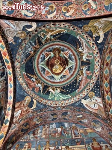 Immagine Interno del monastero di Voronet, in Romania: un affresco della Madonna - © Monia Savioli