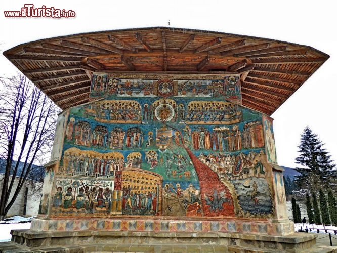 Immagine Monastero di Voronet in Romania, affreschi all'esterno della chiesa. La chiesa è famosa per le sue rappresentazioni del Giudizio Universale - © Monia Savioli
