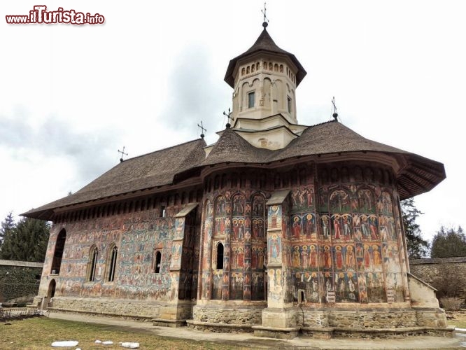 Immagine Monastero di Mondovita in Romania, vista della fiancata esterna - © Monia Savioli