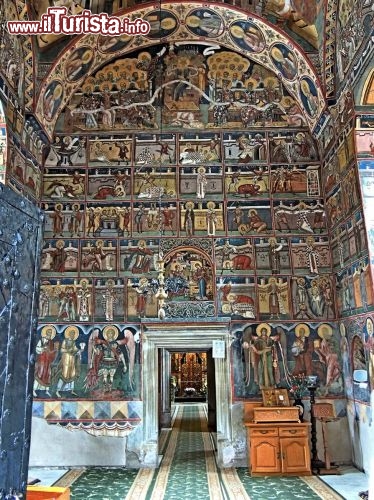 Immagine Monastero di Mondovita: dettaglio degli affreschi dell'interno - © Monia Savioli