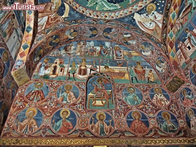 Immagine Affresco sulle pareti interne del monastero di Voronet in Romania - © Monia Savioli