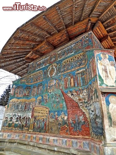 Immagine Particolare delle pareti esterne del monastero di Voronet in Romania, famoso per le sue scene del Giudizio universale - © Monia Savioli