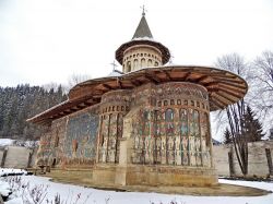 Il particolare monastero di Voronet, in Bucovina, famoso per le sue pitture a sfondo azzurro - © Monia Savioli