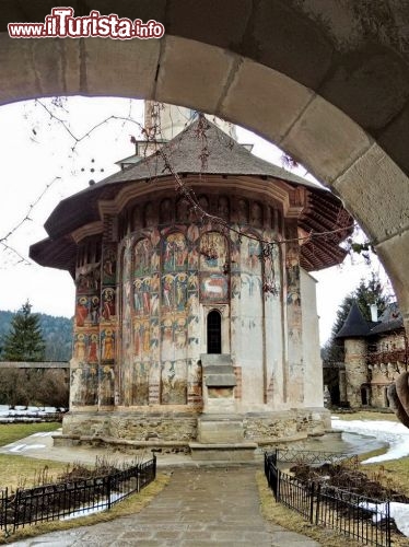 Immagine Scorcio del monastero di Mondovita, uno dei capolavori artistici della Bucovina, la storica regione della Romania - © Monia Savioli