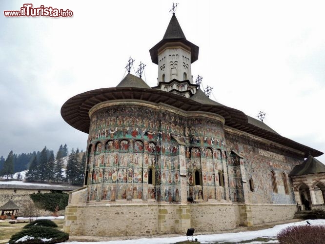Immagine Vista esterna dell'abside del monastero di Sucevita in Romania - © Monia Savioli