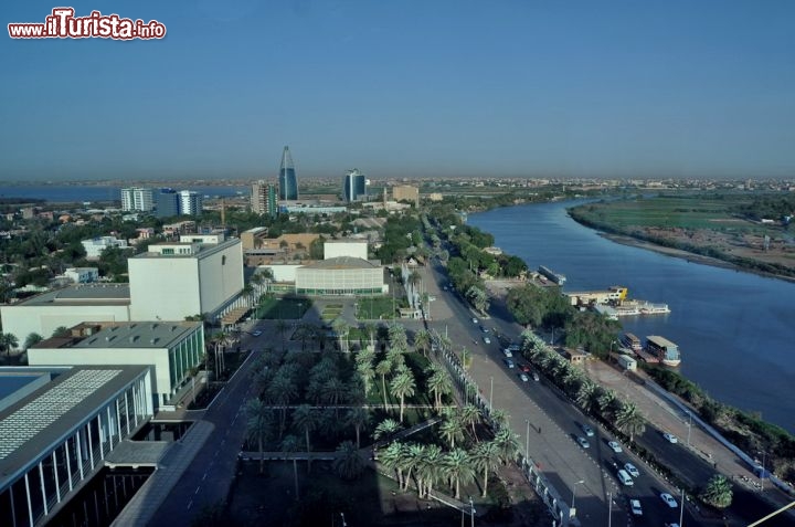 Immagine il Panorama dal 16 piano del Corinthia Hotel di Khartoum con il Nilo azzurro in primo piano e Nilo Bianco in fondo a sinistra