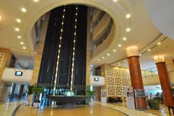 La vasta hall del Corinthia Hotel Khartoum, con il particolare vano ascensori che salgono fino al 18° piano