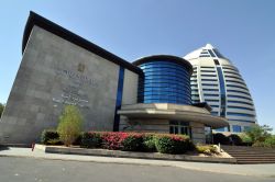 Il complesso del Corinthia Hotel Khartoum venne fatto erigere dal Colonnello Gheddafi nel 2008 ed tutt'ora la proprietà è in maggioranza libica, anche se il managment è ...