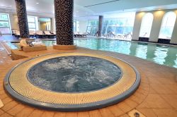 Spa e piscina indoor presso il Corinthia Hotel ...