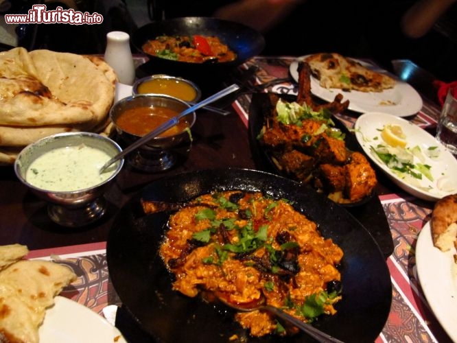 Immagine Un cena pakistana a Bangla Town, nel cuore Asiatico di Londra, lungo la Brick Lane