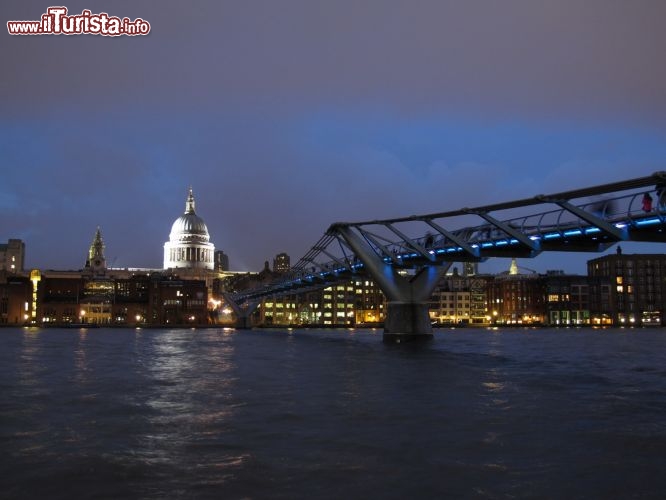 Immagine Il Millenium Bridge di Londra al tramonto